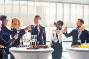  אוברול לאירוע הוא ביטוי המשמש לתיאור תלבושת של אישה שנלבשת בדרך כלל בערב. התלבושות האלה הן בדרך כלל יותר רשמיות מבגדי יום, והן גם רשמיות יותר מאשר משהו שיתלבש לעבודה. בשביל אירוע נוצץ יותר 