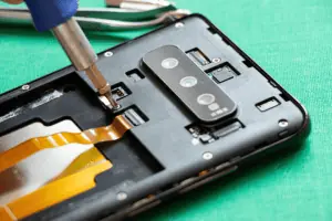 תיקון טלפונים - אילו תקלות ניתן לתקן במעבדות תיקונים במכשירי האייפון 14?