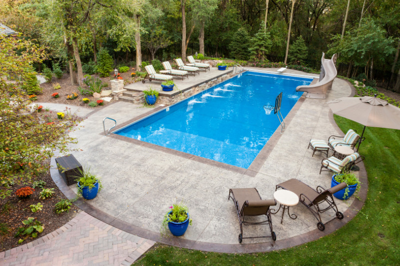 בריכה לחצר - למה בריכות בטון הן הבחירה החכמה לחצר הבית